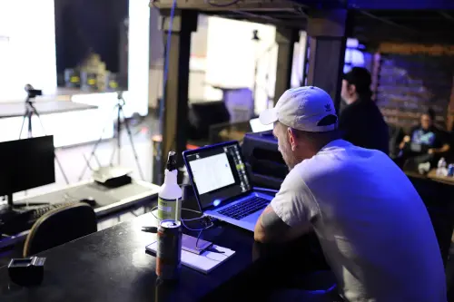 Come trasformare una location vuota in uno spazio scenico